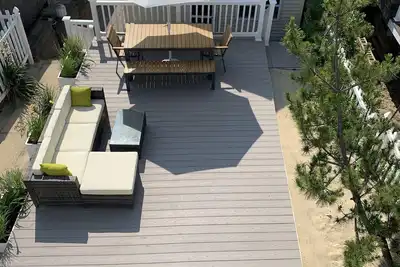 Image de Fully Renovated Family Friendly House - steps to the beach!