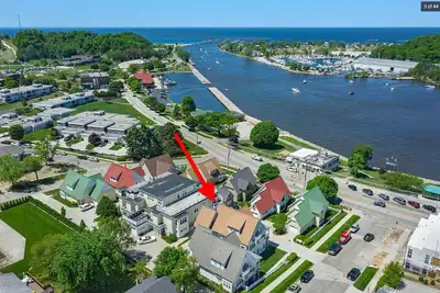 Image de Best Condo In Grand Haven. 2+ Bedrooms, Pool, Lake Views, Downtown!