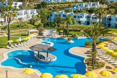 2 Bed 2 Bath Poolside Apt with Wi-Fi and Ac