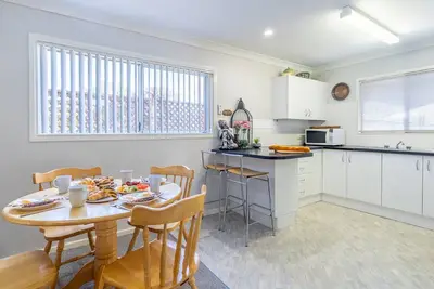 Image de Lorikeet Retreat, 2/117 Tomaree Rd - Pet Friendly, Air Conditioned Holiday House