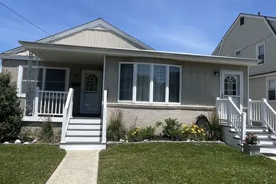 Image de Newly renovated single family home, 4 Br- 2. 5 Ba, close to the beach, sleeps 13