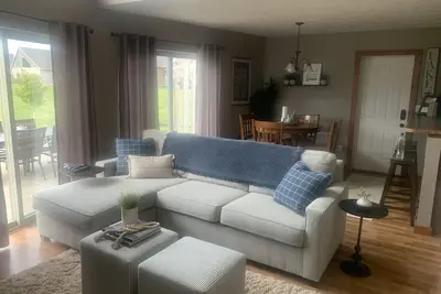 Image de Drop your anchor at this cozy, well-appointed home with one-of-a-kind features.