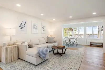 Image de Lakefront Luxury: 4bd/3ba, Sleeps 15, Hot Tub, Kayaks, Bikes, & Boat Rental!