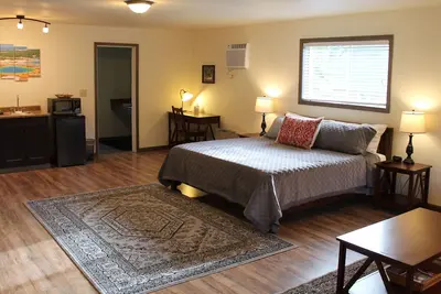 Image de New! ! Arch Studio at Yellowstone Park Entrance- 2 Minute Drive to Park Entrance