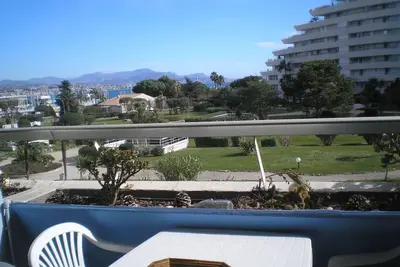Image de Studio Climatisé avec Terrasse, Piscine Privée et Accès Mer, Villeneuve-Loubet