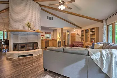 Image de Grand Rogers Lake Home w\/ Game Room & Scenic Views