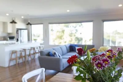 Image de A spacious, light-filled home, a stone's throw from the water