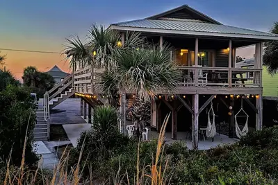 Image de Folly Wobble! Oceanfront with Full-Length Porch - Free $250 Beach Gear Credit