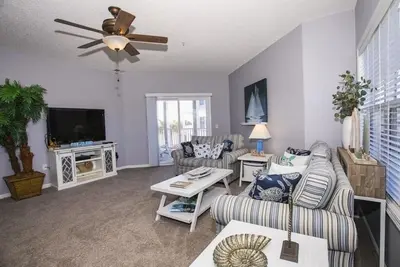 Image de Beautiful & Spacious 3br/2ba Condo, Oceanview, Pool and 2min Walk to Beach!