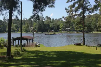Image de ! ! ! Private Lake! ! ! Fishing, Swimming & More! ! ! Charming Lakeside Bungalow! !