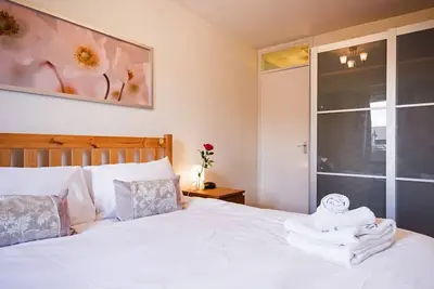 Image de Spacious, bright, central apartment for up to 4