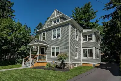 Image de Walk Downtown - 1890's Modern Charm - 2 King Beds - 5 Star