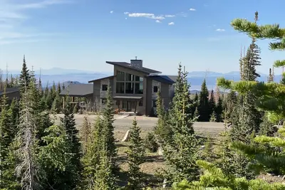 Image de New Mountain Modern Home sleeps 47+