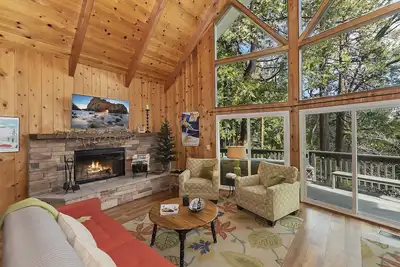 Image de Cozy Escape- Walking Distance to Village!