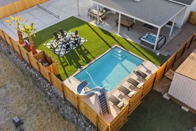 Image de Private heated pool/hot tub, pickleball mini golf. 9 bdrms. Ev charger Sleeps 35