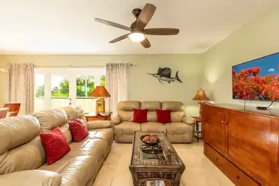 Image de **Coastline Comfort @ Coconut Mallory** Condo + Last Key Services…