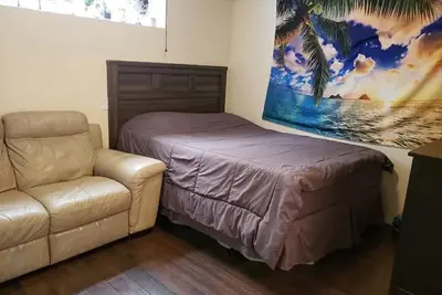 Image de North Side Save 30 min driving to sites 5 min to bus stop Basement Studio.
