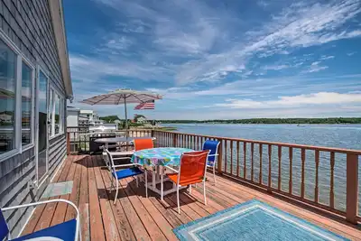 Image de Waterfront Cape Cod Cottage w\/ Deck & Beach Access