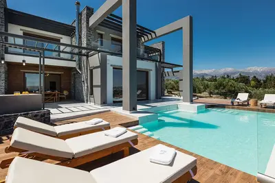Image de Luxe Getaway with Infinity Heated Pool & Spa area, near the beach!