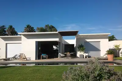 Image de 170 m2 single storey architect house with 120 m2 terrace and 400 m2 garden