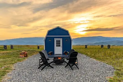 Image de Blackhawks Nest · Cozy tiny house retreat with breathtaking views!