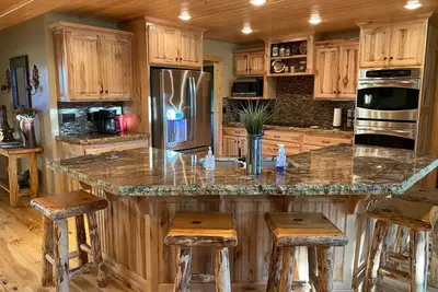 Image de Luxury Island Park Cabin - 20 miles from Yellowstone Entrance