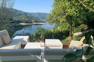 Image de Cottage avec cheminée au bord d'un lac avec vue et jardins en terrasses