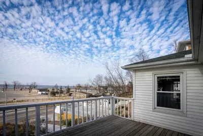Image de Classic Lake Michigan cottage across from Grand