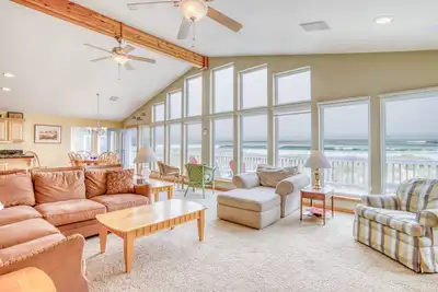 Image de Oceanfront Home with Panoramic Ocean Views, and Game Room!