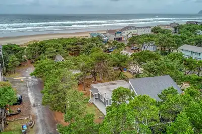 Image de Newley Remodeled Single Story Home with Two Kings and One Minute Walk to Beach!
