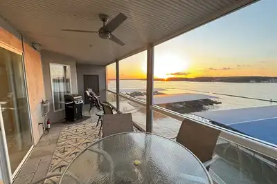 Image de Lands End Condo 3Bd/3Bath End Unit with Amazing Main Channel View, Newly Updated