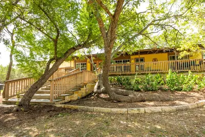 Image de Johnson Creek - Your Hill Country Getaway! Fishing\/kayacking\/hot tub\/fire pit.