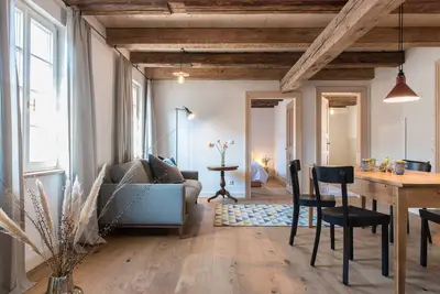 Image de Living in a city palace with a quiet inner courtyard and garden