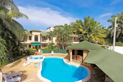 Image de Free yummy breakfast, 1bd condo in gated residence steps from clubs/bars/beach!