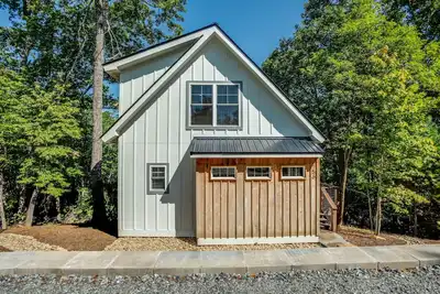 Image de Modern Treetop Cottage with Covered Deck – Near Historic Hendersonville
