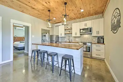 Image de Modern Cabin w\/ Stunning Views ~ 1 Mi to Lake!