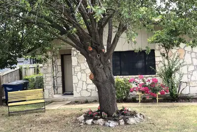 Image de Duplex 2b/1b 1Block off Ih35===Pet friendly