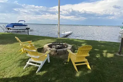 Image de Newly updated Lakefront Houghton Lake home - close to popular sandbar.