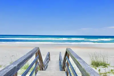 Image de Beautiful Two-story Oceanfront 5 Bedroom Home With Private Beach Access