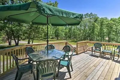 Image de People & Paws Home w/ Fenced Yard by the Dells!