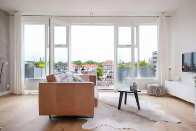 Image de Luxurious rooftop penthouse with rooftop terrace, a balcony, bath, duo shower