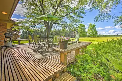 Image de 3 Mi to Silver Lake: Traverse City Home w/ Deck