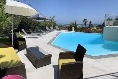 Image de Villa spacieuse et moderne avec vue panoramique dans les hauteurs d'Antibes