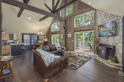 Image de Mountain Creek Cabin - Luxury Lakefront Home - Hot Tub- Pool Table - Movie Theater