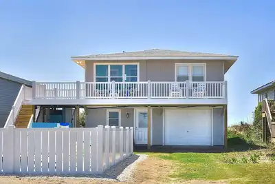 Image de Oceanfront. Heated Saltwater Pool. Perfect For A Small Family.