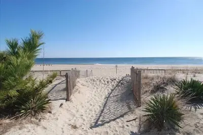 Image de Free Golf at Bear Trap Dunes and More! ! ! Located just steps from the beach this 4 bedroom, 3 bath multi-level townhouse sits perpendicular to the ocean with partial views.