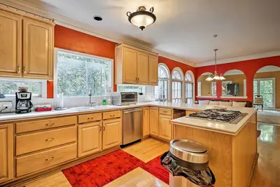 Image de 6, 000-Square-Foot Executive Home w\/ Deck & 1 Acre!