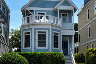 Image de Family Friendly Coast Cottage just steps away from the community pool & beach!