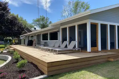 Image de Brand new lakefront retreat on Paw Paw Lake with hot tub!