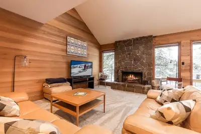 Image de Walk to village Ac+Loft+Sauna+HotTub+Sharc Passes+Pet & Kid Friendly